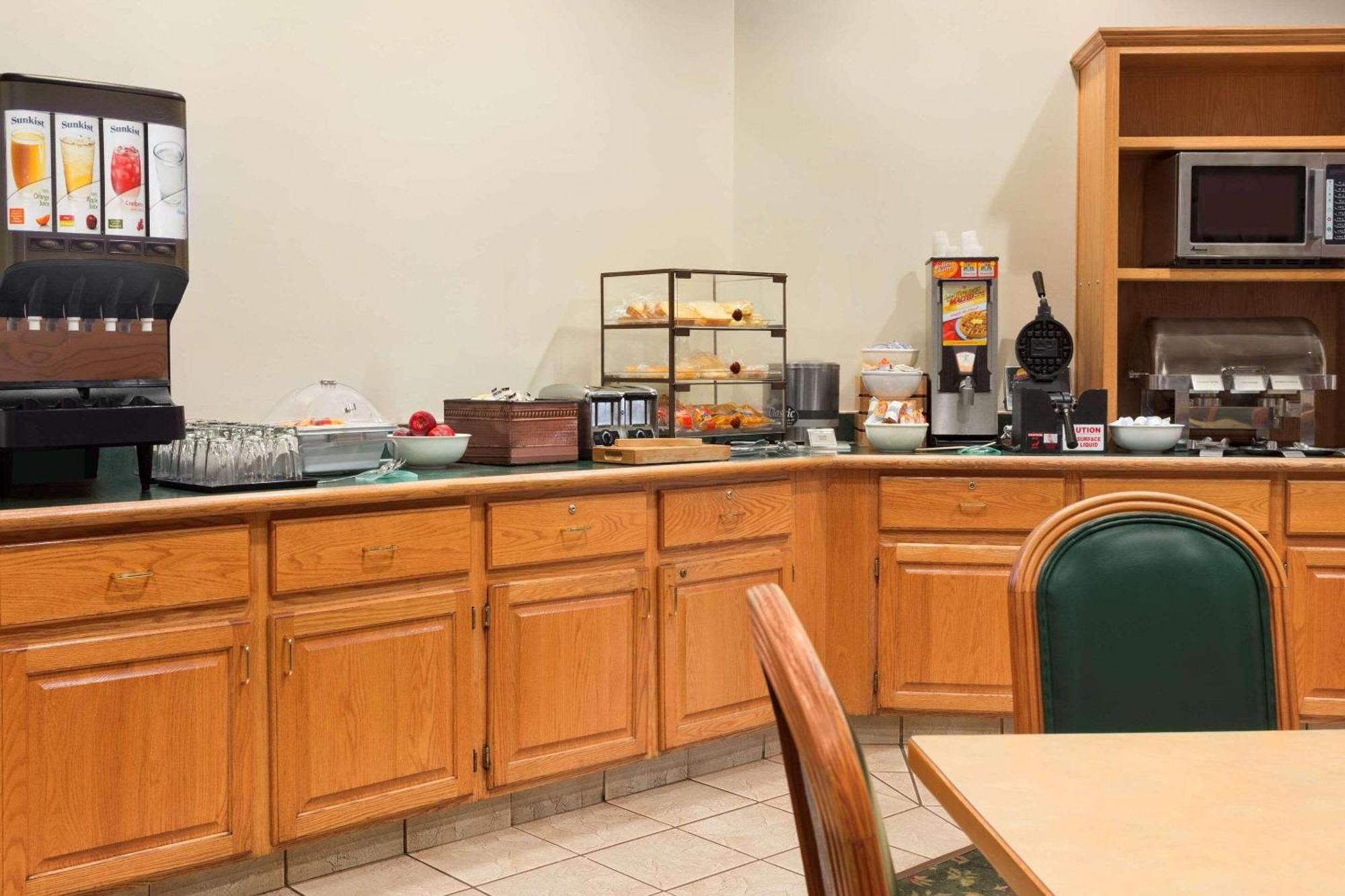 Country Inn & Suites By Radisson, Salina, Ks מראה חיצוני תמונה