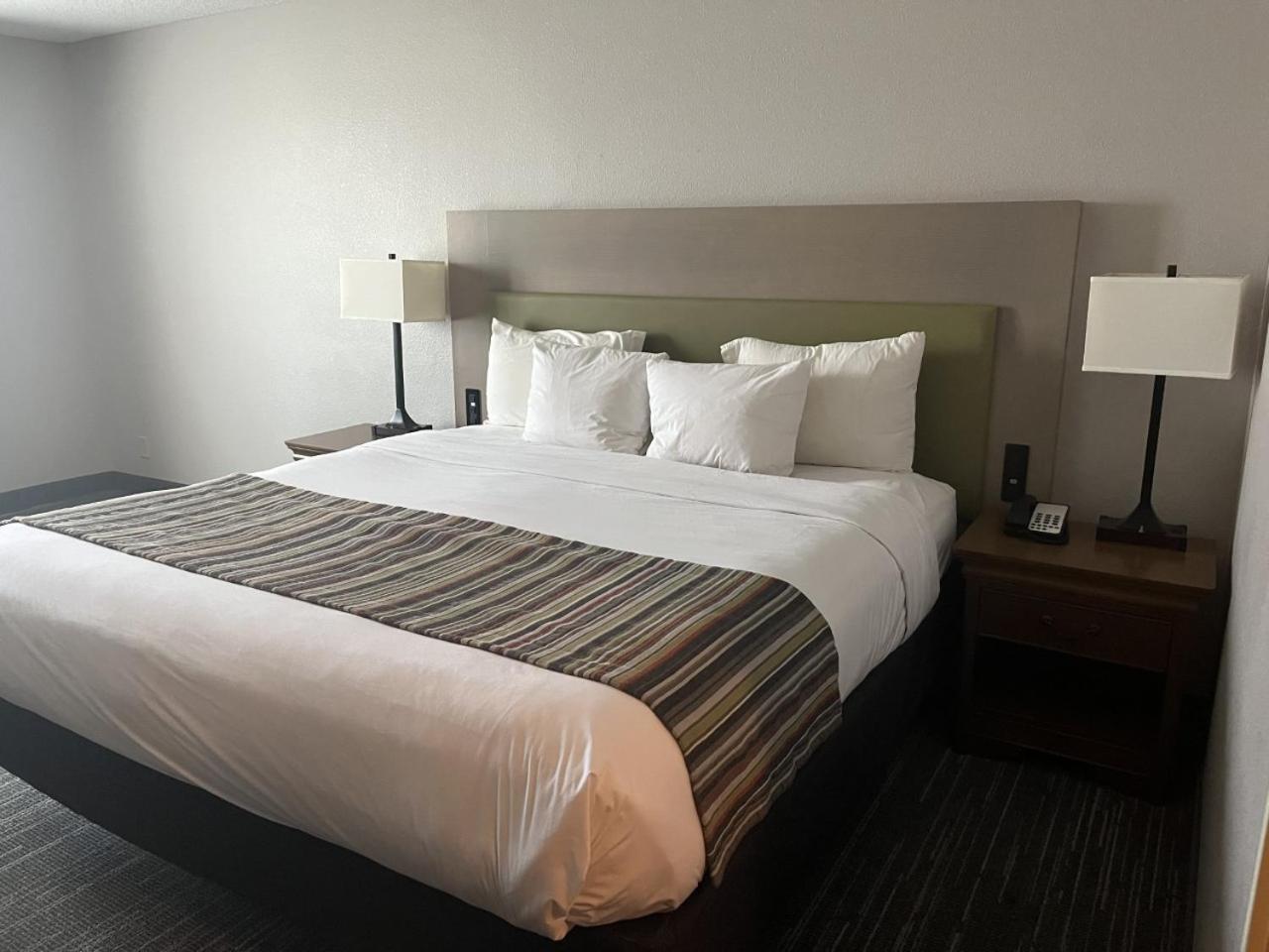 Country Inn & Suites By Radisson, Salina, Ks מראה חיצוני תמונה